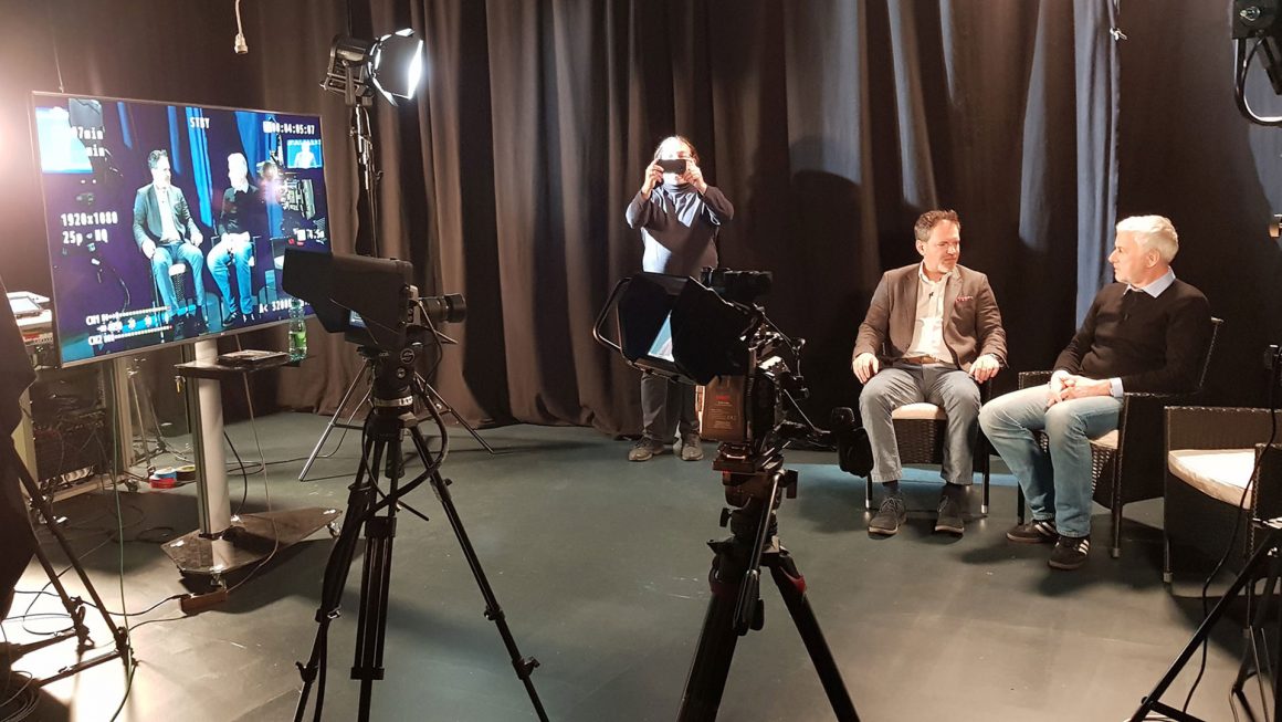 Vor und hinter der Kamera muss man sich mit Interviews auskennen. Lutz Dieckmann zeigt wie das geht. Vor und hinter der Kamera muss man sich mit Interviews auskennen. Lutz Dieckmann zeigt wie das geht.