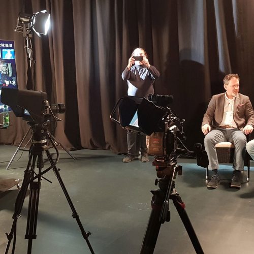 Vor und hinter der Kamera muss man sich mit Interviews auskennen. Lutz Dieckmann zeigt wie das geht. Vor und hinter der Kamera muss man sich mit Interviews auskennen. Lutz Dieckmann zeigt wie das geht.