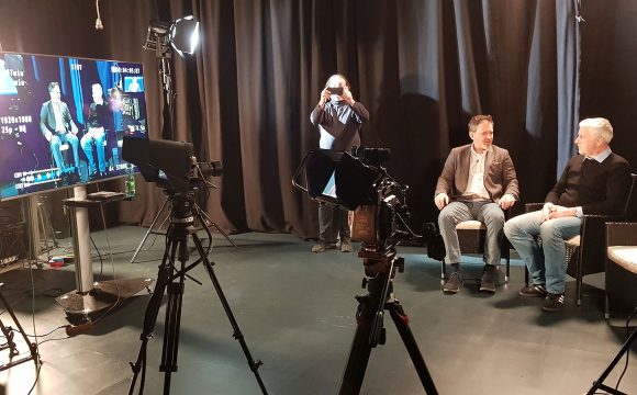 Vor und hinter der Kamera muss man sich mit Interviews auskennen. Lutz Dieckmann zeigt wie das geht.